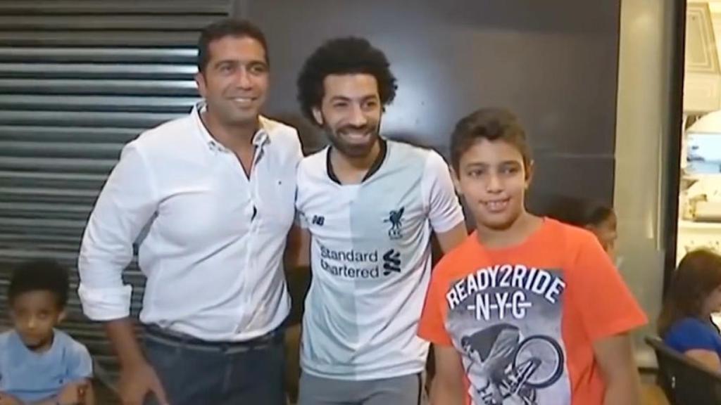 Un doble de Salah desata la locura en un bar de Egipto