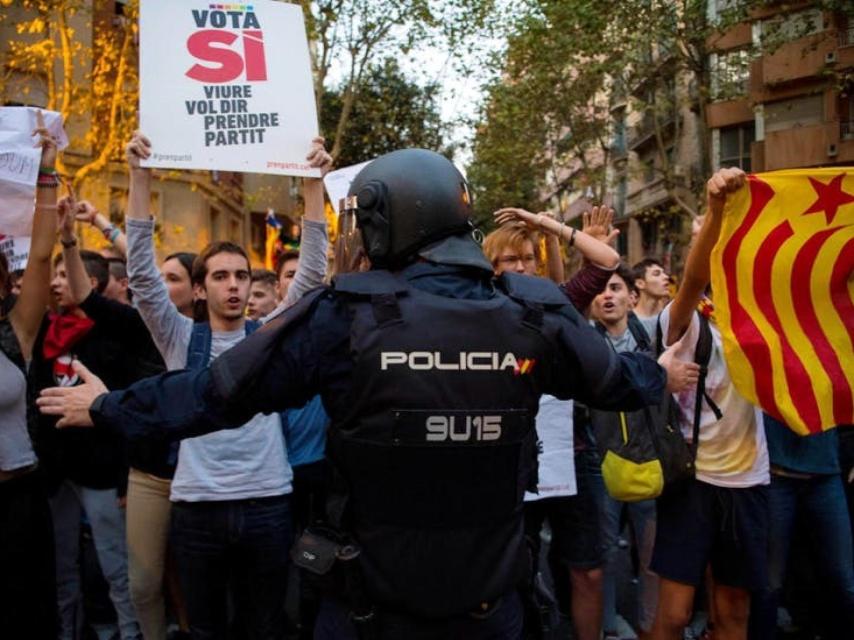 Un policía nacional, trabajando durante una manifestación separatista.