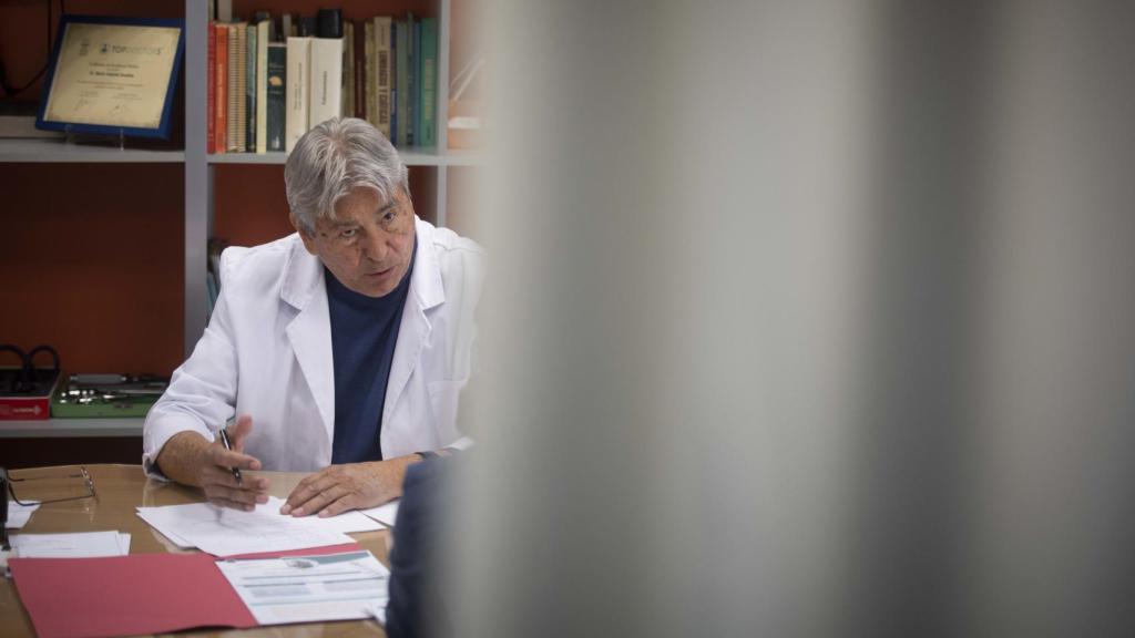 El doctor Mario Velarde,  que hace unas semanas, tras conocer el caso de Alba por la prensa local, se prestó a operarla gratuitamente.