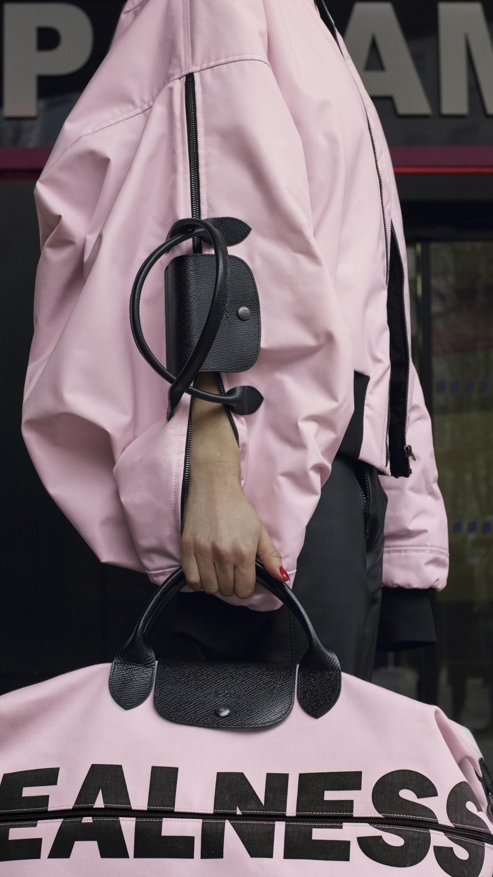 Diseño de ropa y bolso de la colección cápsula de Oliver para Longchamp.