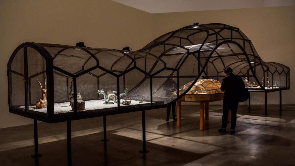 'El teatro del Mundo' (1993) del artista Huang Yong Ping y con animales e insectos vivos.