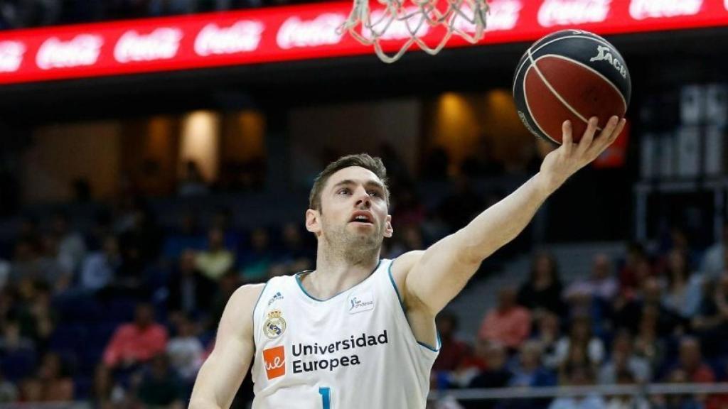 Fabien Causeur penetrando a canasta