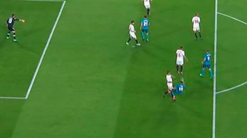 Penalti para el Real Madrid por empujón de Mercado a Theo Hernández