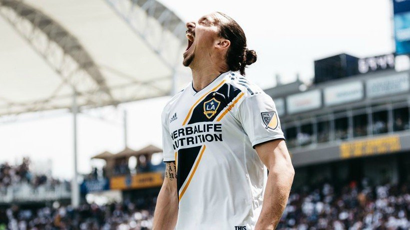 Ibra es muy top: su respuesta al busto de Cristiano no tiene desperdicio