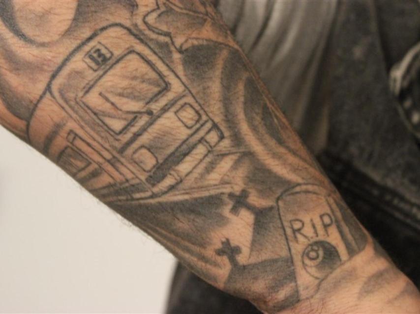 Un metro, una tumba y la bola 8 del billar, por el número de suicidados, los tatuajes de Javier