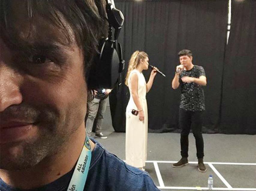 Manu Guix, atento al ensayo de Alfred y Amaia.