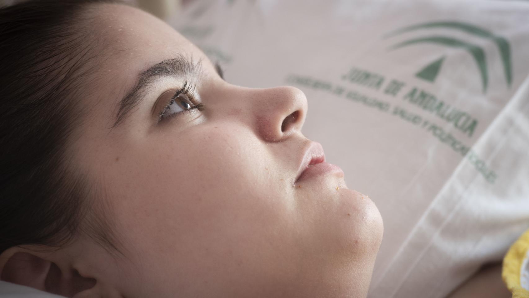 Alba es ciega de nacimiento.