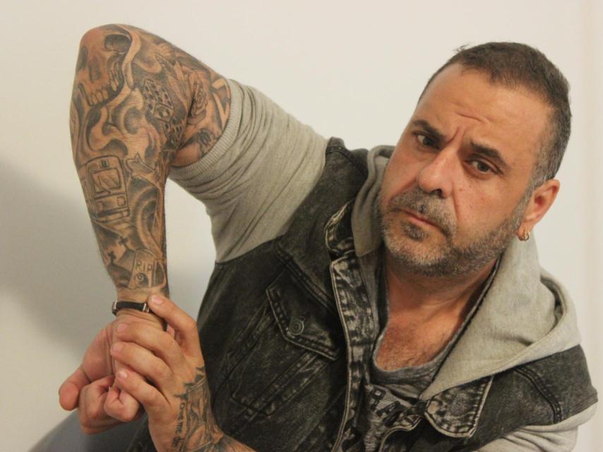 Javier lleva tatuado el metro, una tumba y el número 8, que son las víctimas a las que ha arrollado.