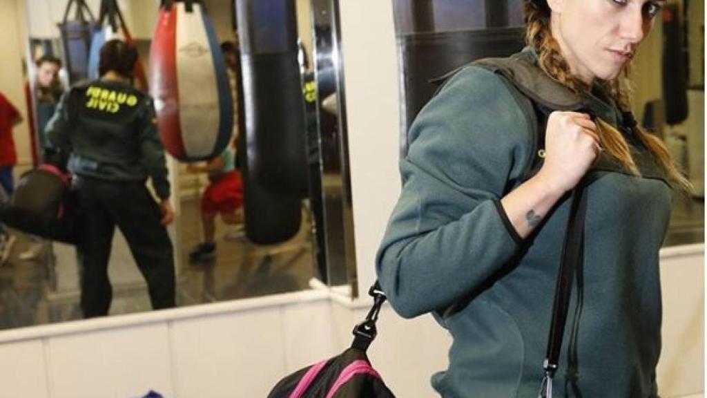 Alonso combina su trabajo en el cuartel con una rutina de gimnasio castrense.