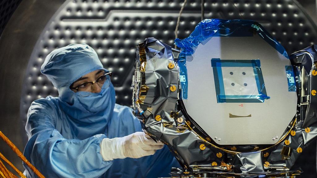 Una técnico en las instalaciones de Sener.