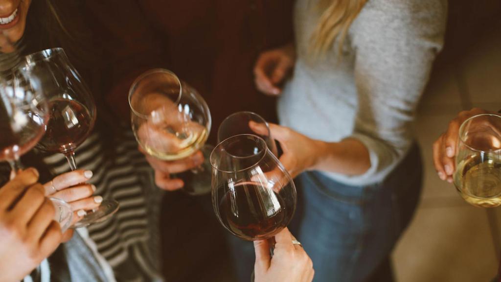 Un grupo de amigos brindando con sus copas en un bar.