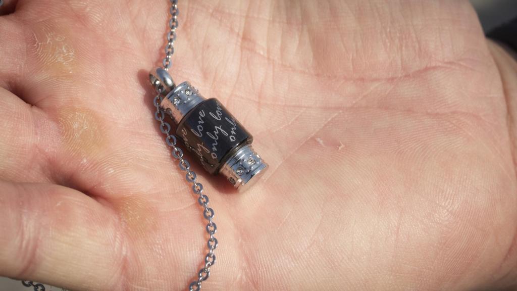 Francis muestra el collar con las cenizas de su hermano, Juan Carlos Martínez.