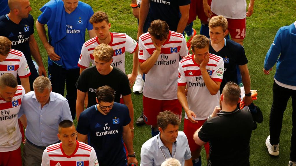 Los jugadores del Hamburgo, cabizbajos.