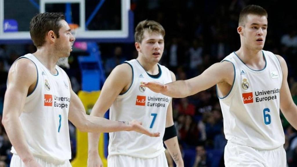 Causeur, Doncic y Radocic chocando la mano