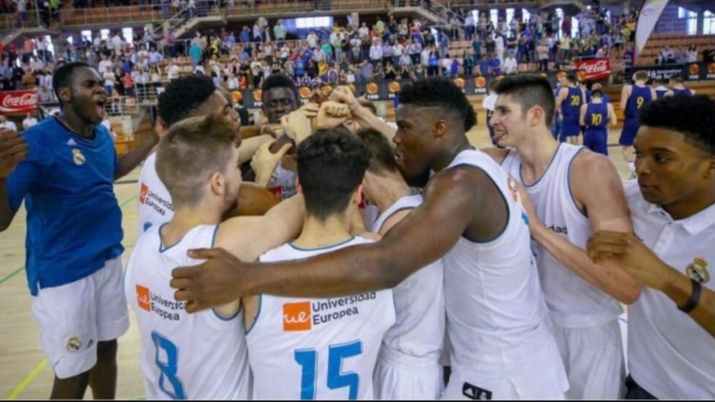 El Real Madrid Junior celebra la victoria contra el Barcelona. Foto: Twitter (@RMBaloncesto).