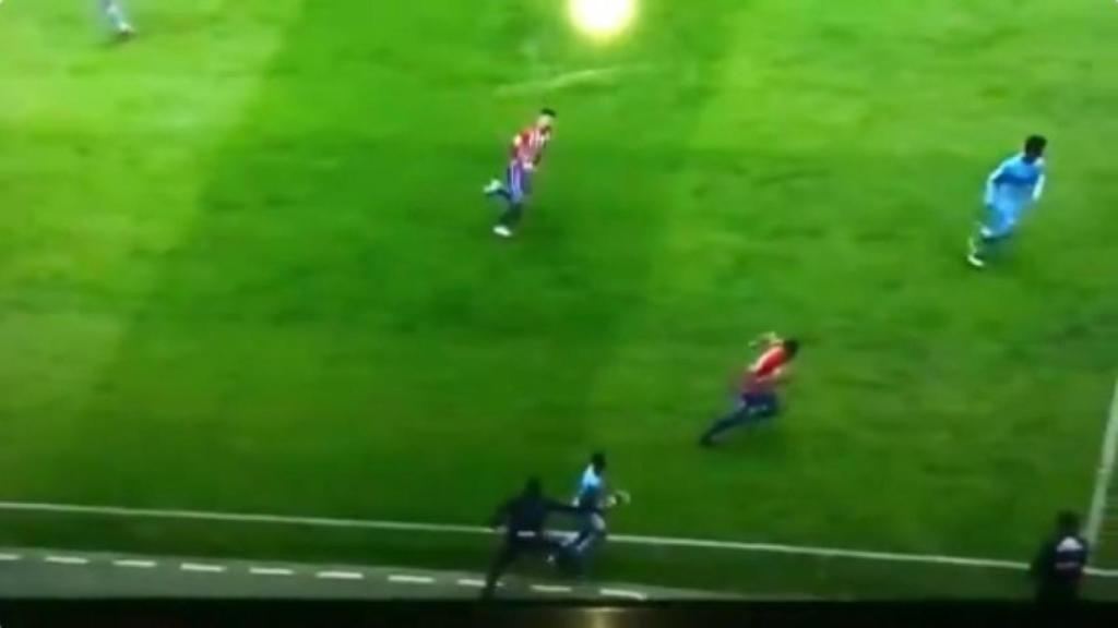 Rubén Baraja agarra a Sergi Palencia en el Sporting - Barcelona B