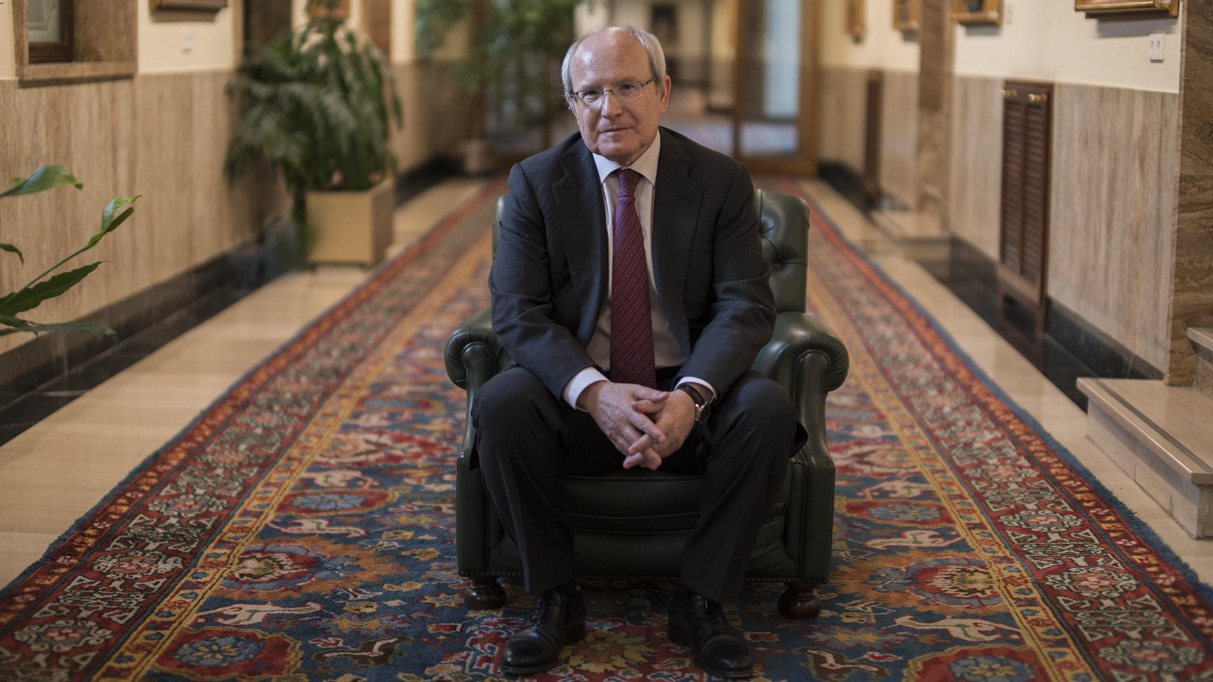 José Montilla, antes de la entrevista con EL ESPAÑOL, en los pasillos del Senado.