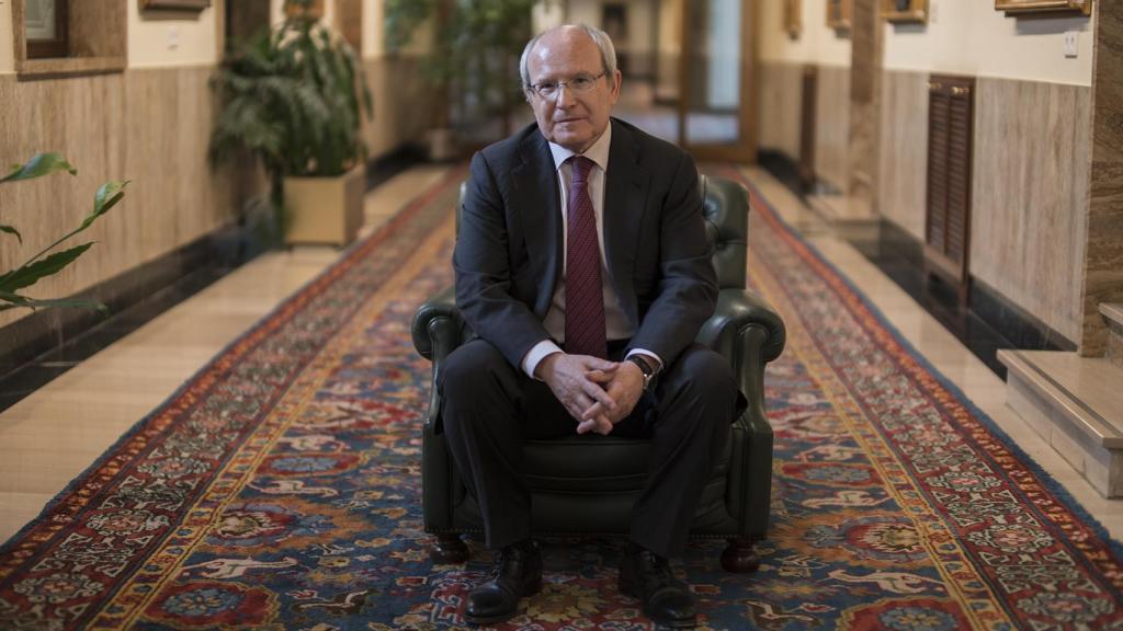 José Montilla, antes de la entrevista con EL ESPAÑOL, en los pasillos del Senado.