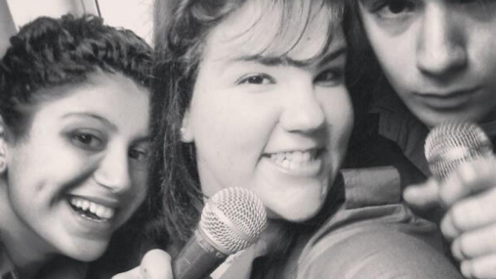 En un karaoke con sus amigos.