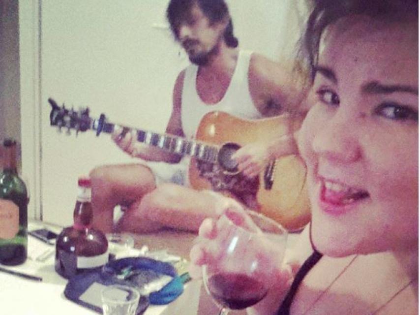 Netta, en una reunión con amigos y vino.