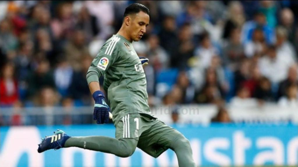 Keylor Navas sacando el balón