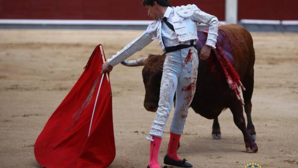 Inicio de un circular de Espada al tercer toro al que cortó la oreja