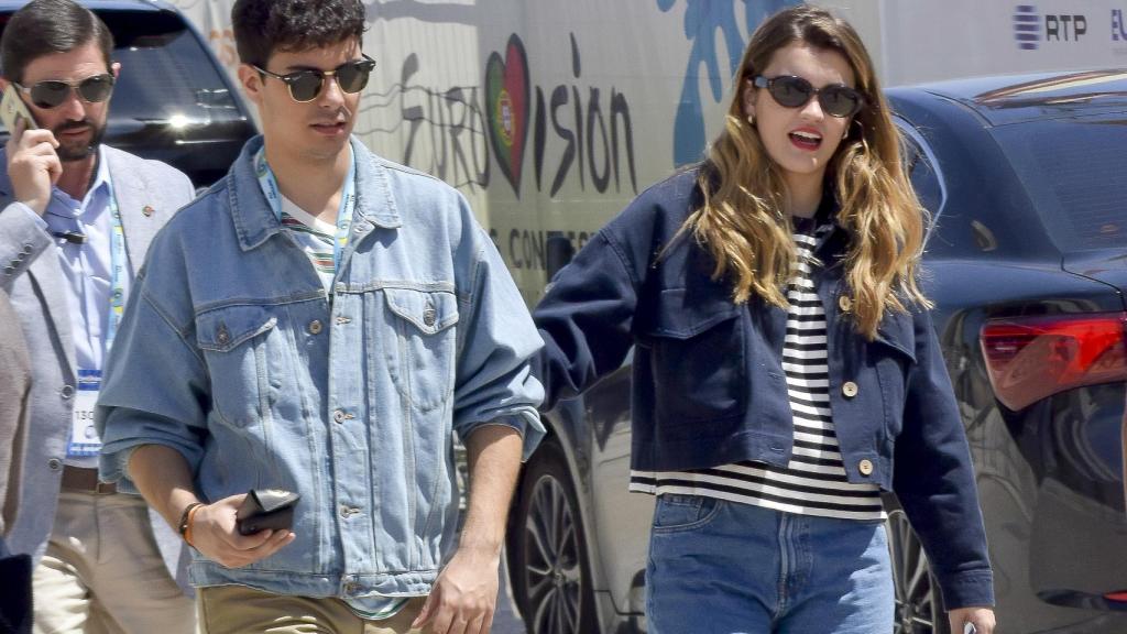 Alfred y Amaia por las calles de Lisboa.