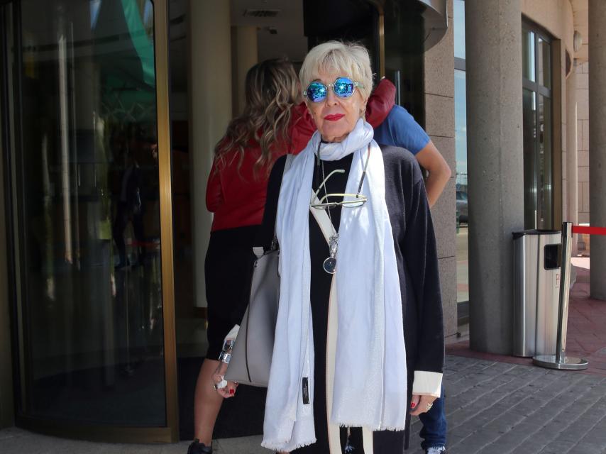 La actriz en la puerta del tanatorio. Gtres.