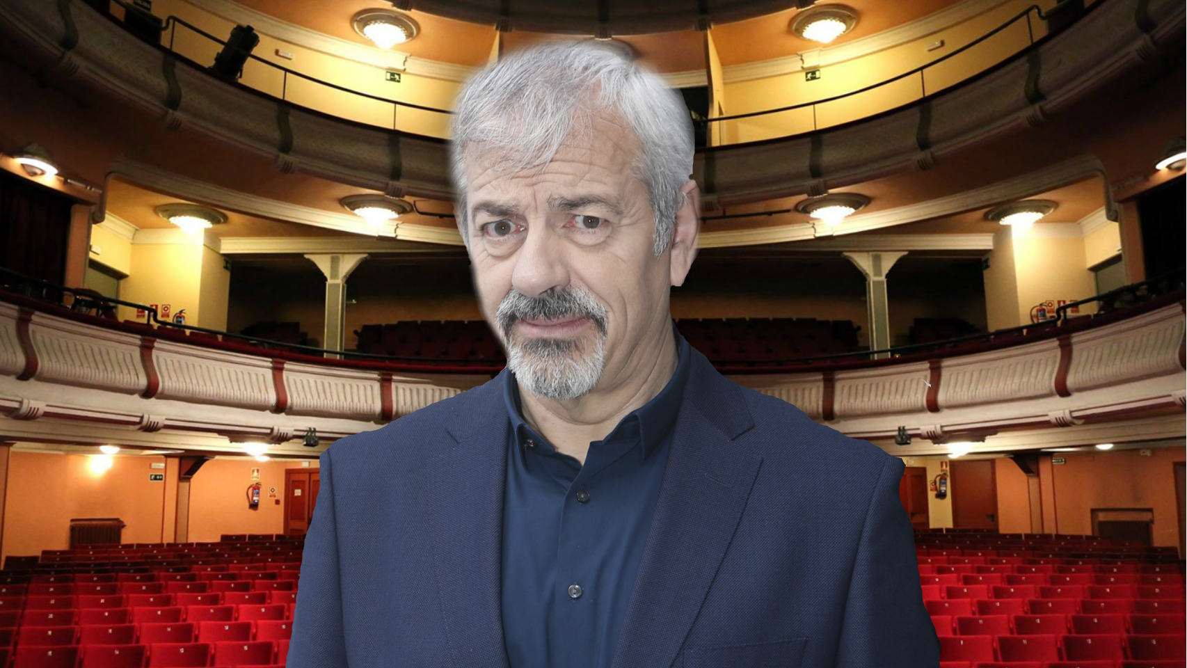 Carlos Sobera en un montaje junto al teatro.