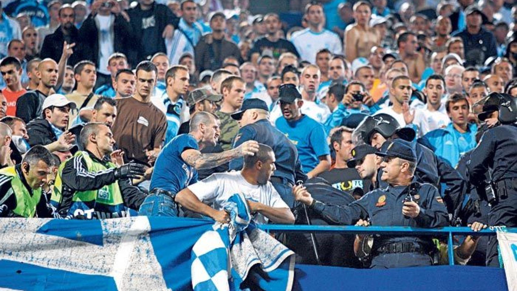 Ultras del Olympique de Marsella entran en conflicto con la policía.