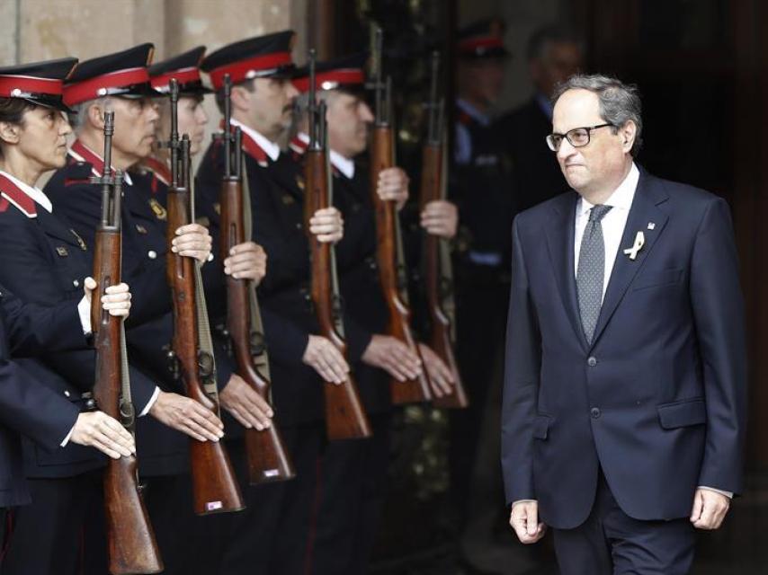 El nuevo presidente de la Generalidad, Quim Torra, sale del Parlament ante la formación de gala de los Mossos.