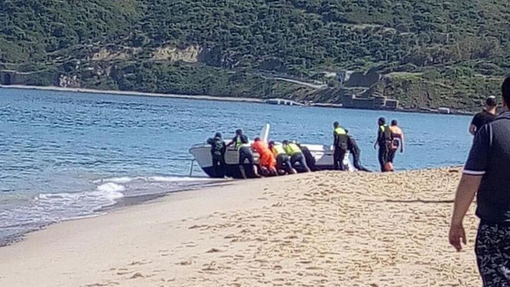 La barca en la que viajaban padre e hijo, ya en la costa.