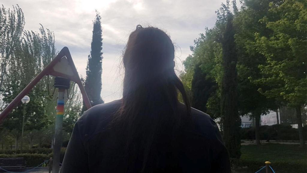 María posa de espaldas para EL ESPAÑOL. Prefiere no revelar su identidad.