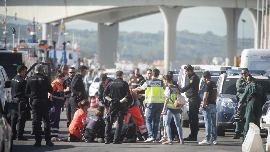 La madre del menor fallecido requirió asistencia médica en el puerto de Algeciras tras confirmar la muerte de su hijo, de nueve años.