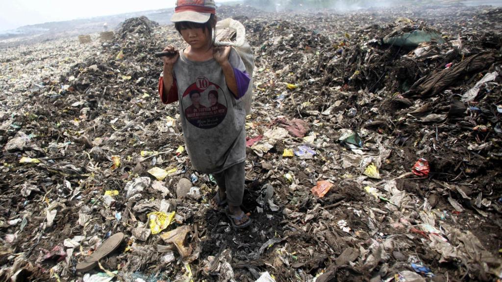 Leni Zeika, una niña de diez años que vive de recuperar plástico reciclable con su familia en un vertedero de Sumatra, Indonesia.