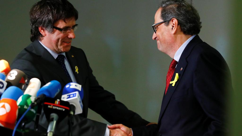 El expresidente de Cataluña, Carles Puigdemont, junto al presidente electo Quim Torra.