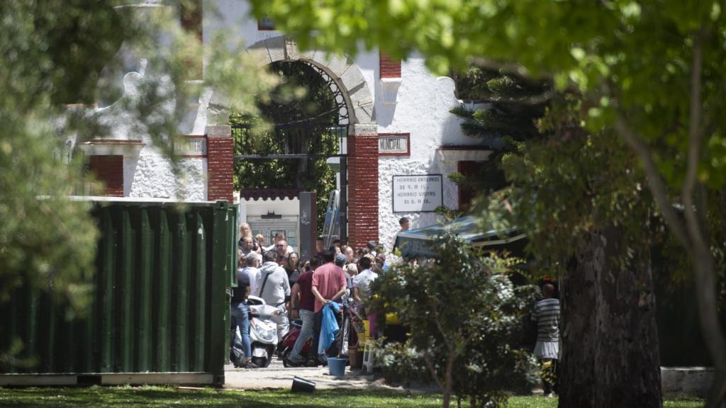 Familiares del menor fallecido y conocidos de sus padres esperan la llegada del féretro con el cadáver del niño en la puerta del cementerio municipal de Algeciras (Cádiz).
