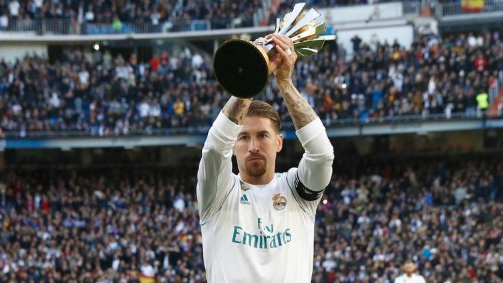 Ramos, levantando la Copa del Mundial de Clubes