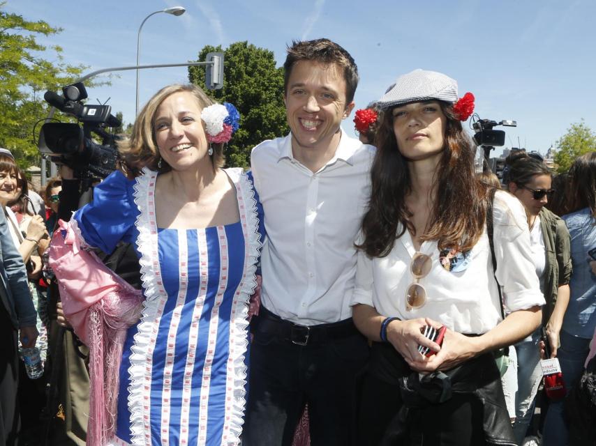 Tania Sánchez, Iñigo Errejón y Clara Serra en la Feria de San Isidro. Gtres.