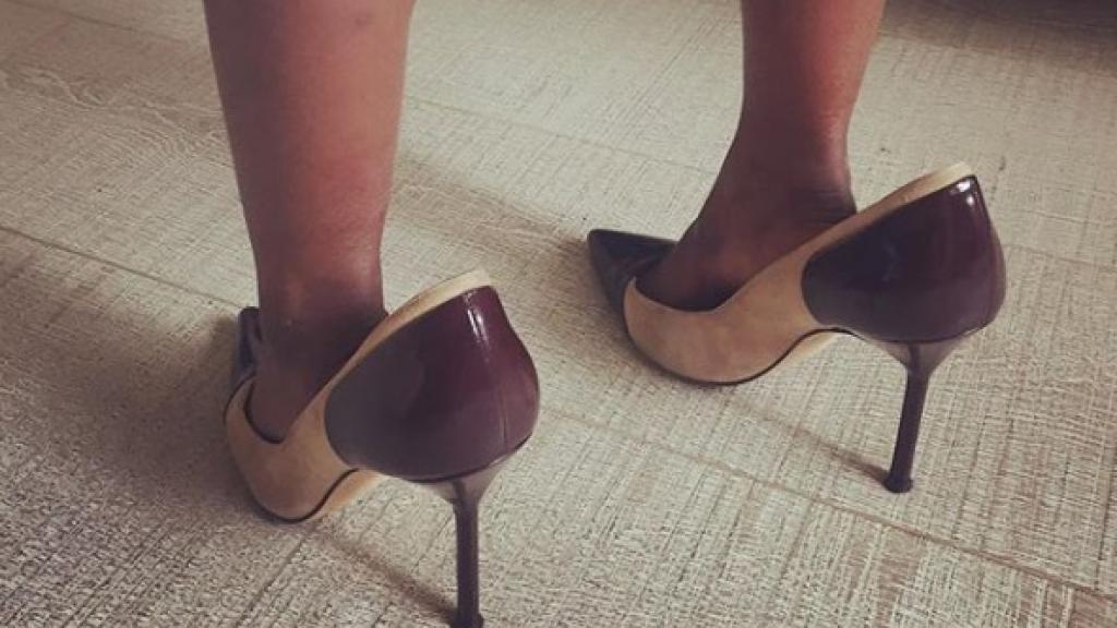 La pequeña con unos zapatos de su madre.