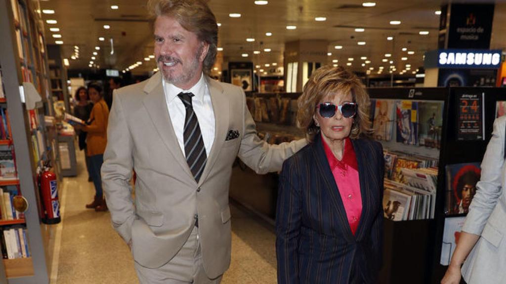 María Teresa Campos y Edmundo Arrocet en su primera firma de discos.