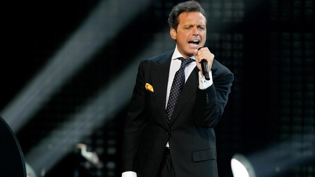 Luis Miguel durante un concierto.