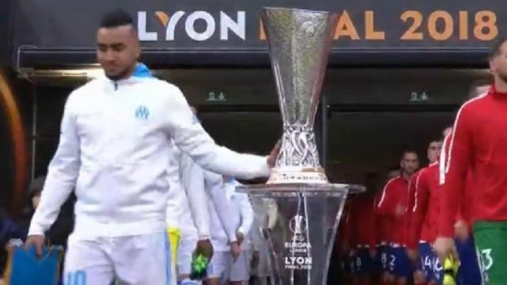 Payet en el momento de tocar la copa de la Europa League.