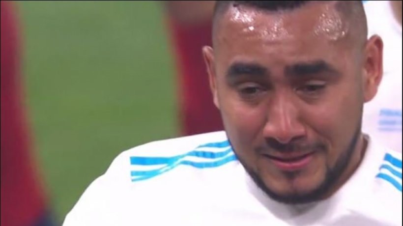 Payet se marcha llorando del terreno de juego. Foto: Twitter (@elchiriguitotv).
