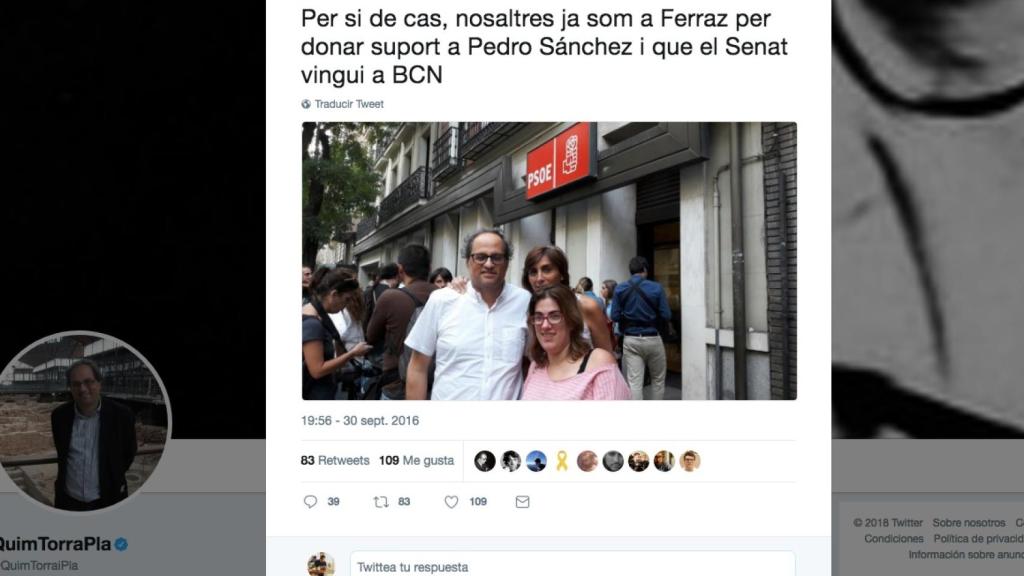 Imagen del nuevo president de la Generalitat, Quim Torra, delante de la sede del PSOE el 1-O de 2016.