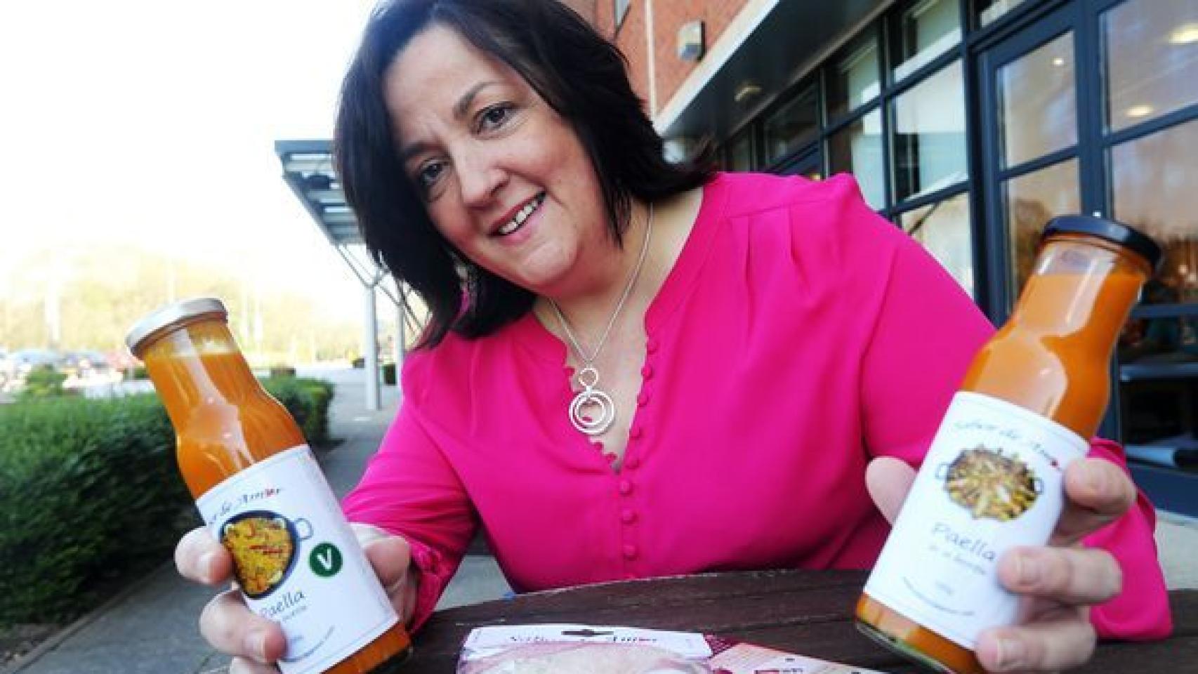 Beatriz Albo y su paella embotellada.