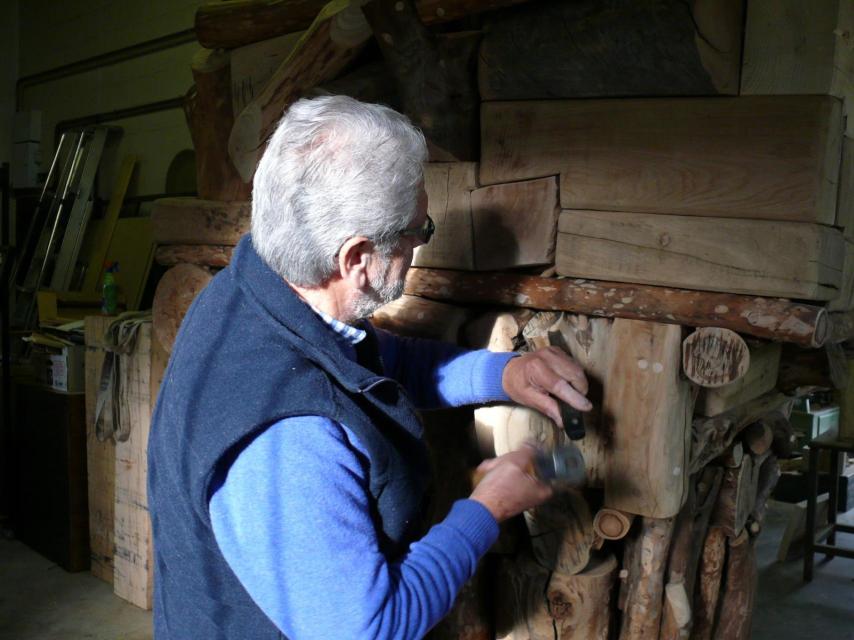 Santxotena, mientras trabaja en su taller.