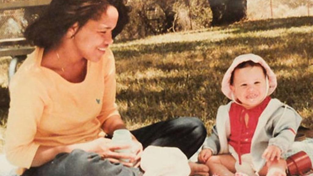 Meghan Markle de pequeña con su madre.