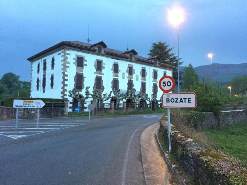 Entrada del barrio de Bozate, antes conocido como el barrio maldito.