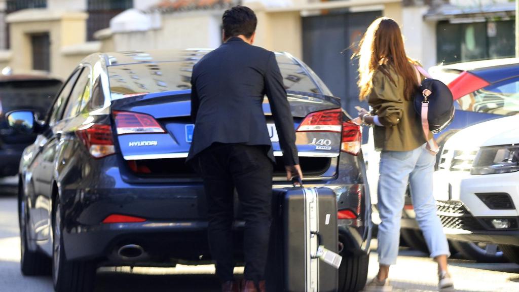 David cargaba una maleta y Yana tan solo una mochila deportiva.